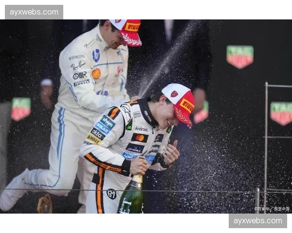 镜头捕捉:摩纳哥小将进球后奔向看台与患病小球迷互动